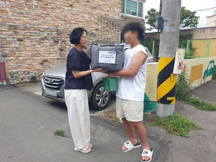 [창녕=뉴시스] 학교 밖 청소년에게 여름철 결식 예방을 위한 밀키트 등을 전달하고 있다. (사진= 창녕군 제공) 2026.07.27. photo@newsis.com *재판매 및 DB 금지