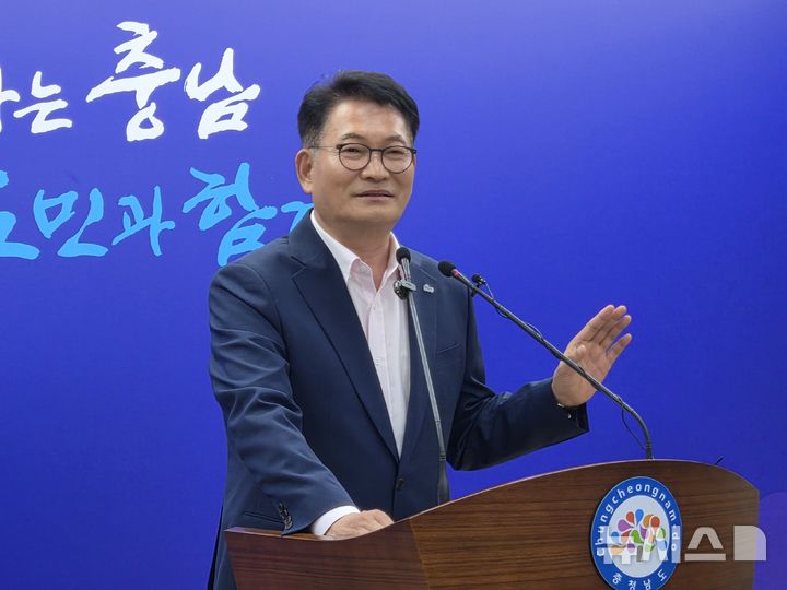 [홍성=뉴시스] 최영민 기자 = 더불어민주당 송영길 당대표 후보가 27일 오전 충남도청 브리핑실에서 기자회견을 하고 있다. 2026.07.27 ymchoi@newsis.com