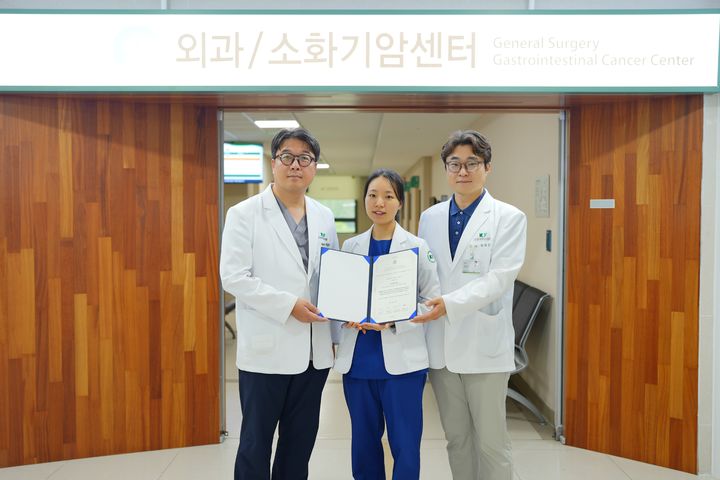 [대전=뉴시스] 건양대병원 외과 하예림 전공의 연구팀이 최근 열린 제20회 대한탈장학회 및 2026 국제심포지엄에서 우수 구연상을 수상했다.(사진=건양대학교병원 제공) 2026.07.26. photo@newsis.com *재판매 및 DB 금지