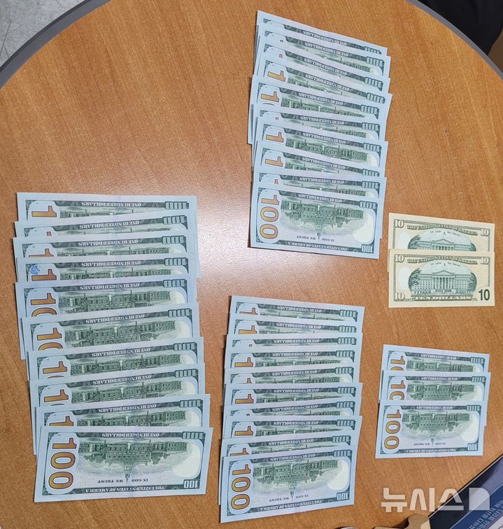 [제주=뉴시스] 제주동부경찰서가 27일 공개한 전기통신금융사기 조직 범죄수익금. (사진=제주동부경찰서 제공) 2026.07.27. photo@newsis.com