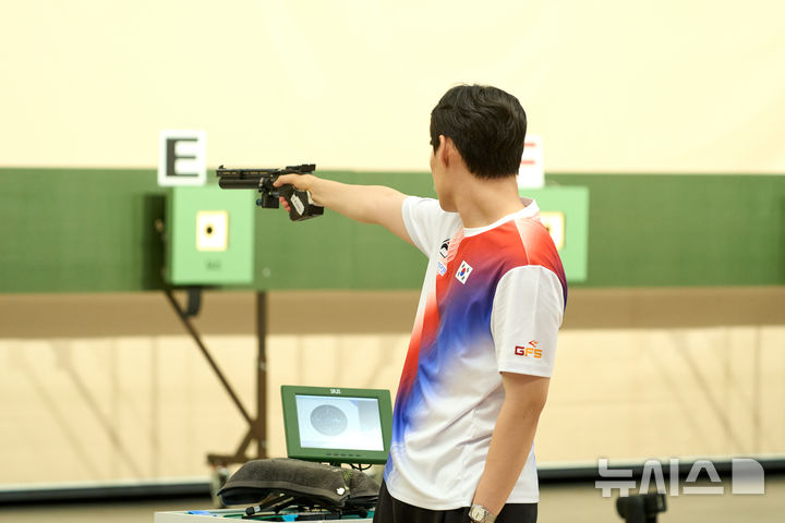 [서울=뉴시스]사격 홍수현, 항저우 월드컵 10m 공기권총 은메달. (사진=대한사격연맹 제공)