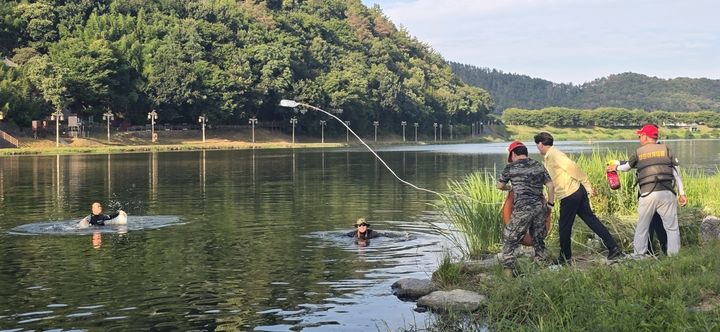 [밀양=뉴시스] 밀양강 환경정화 활동 및 수상인명구조 시연회에서 해병대 밀양시전우회 주관으로 수상인명구조 시연이 펼쳐지고 있다. (사진=밀양시 제공) 2026.07.27. photo@newsis.com *재판매 및 DB 금지