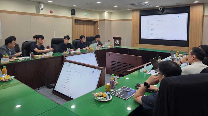 [세종=뉴시스] 24일 축산물품질평가원 세종 본원에서 개최된 ‘축산유통정보 다봄 고도화 방안 협의회’에서 참석자들이 의견을 나누고 있다. (사진=축산물품질평가원 제공) *재판매 및 DB 금지