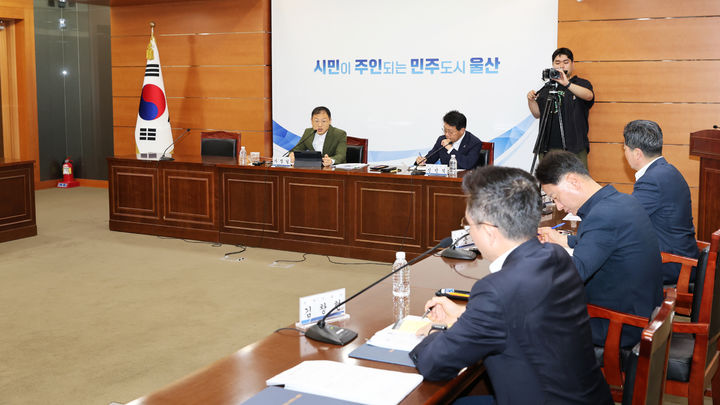 [울산=뉴시스] 울산시는 27일 시청 본관 7층 상황실에서 신민식 경제부시장과 실국장 등이 참석한 가운데 트램 관련 대응 회의를 열었다고 밝혔다. (사진= 울산시 제공) 2026.07.27.photo@newsis.com *재판매 및 DB 금지
