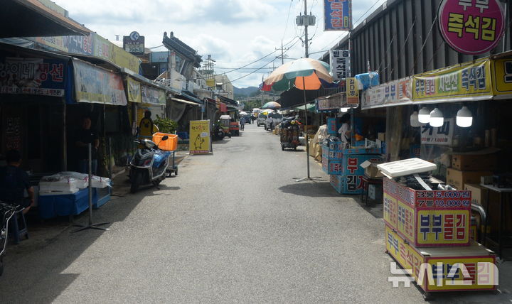 [전주=뉴시스] 김얼 기자 = 연이은 무더위가 이어지고 있는 지난 27일 전북 전주시 전주남부시장이 찾는 손님 없이 한산한 모습을 보이고 있다. (사진은 기사와 직접 관련이 없습니다.) 2026.07.27. pmkeul@newsis.com
