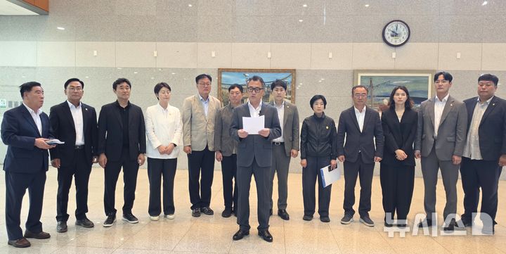 [포항=뉴시스] 27일 포항시의회 의회 로비에서 국민의힘 포항시의회 북구당원협의회 소속 의원 등이 촉구문을 발표하고 있다. 2026.07.27. sjw@newsis.com