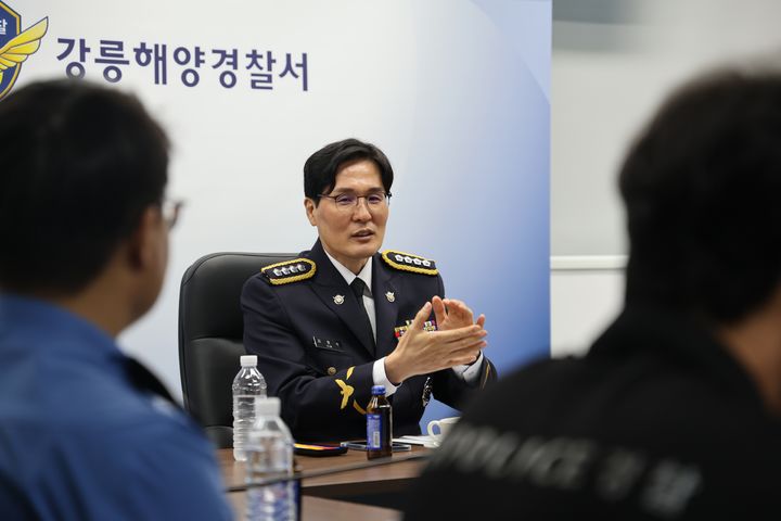 [강릉=뉴시스] 27일 2대 김정수 강릉해양경찰서장이 취임 후 주요 직무자들과 간담회를 갖고 있다.(사진=강릉해경 제공)photo@newsis.com *재판매 및 DB 금지