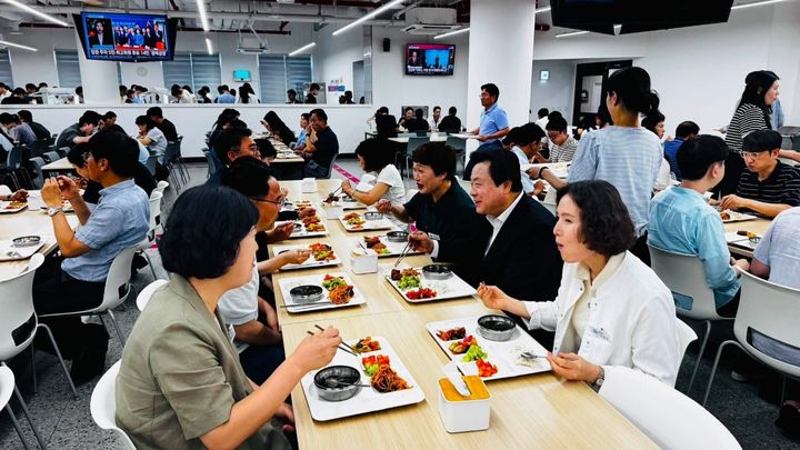 강기윤 창원시장, 구내식당서 직원 점심식사…소통 행보
