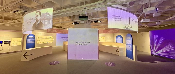 [서울=뉴시스] 한이재 기자 = 27일 오후 서울 서초구 국립중앙도서관에서 열리는 특별전 '한 권의 책에서 온 세계로, K-콘텐츠' 내부 모습 2026.07.27. nowone@newsis.com *재판매 및 DB 금지