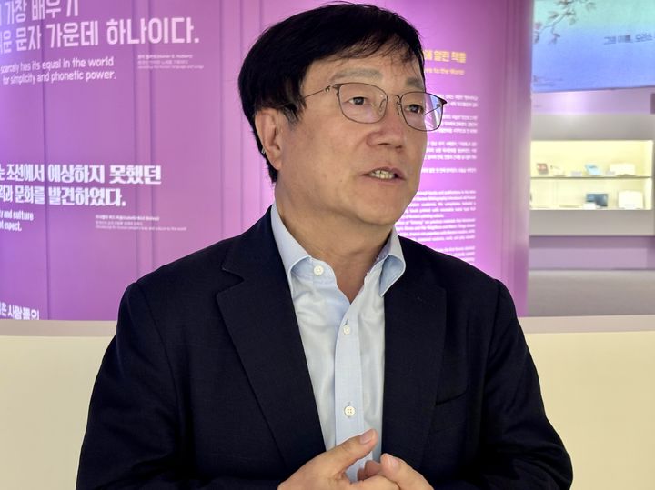 [서울=뉴시스] 한이재 기자 = 27일 오후 서울 서초구 국립중앙도서관에서 이찬규 중앙대 교수가 특별전 '한 권의 책에서 온 세계로, K-콘텐츠'에 대해 이야기하고 있다. 2026.07.27. nowone@newsis.com *재판매 및 DB 금지