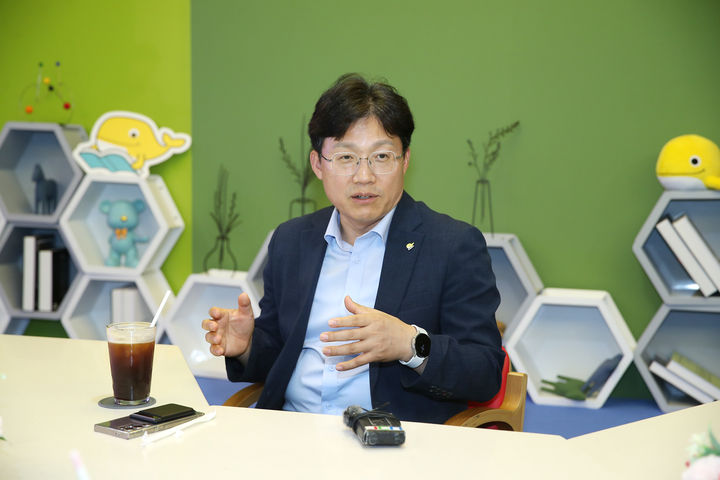 [울산=뉴시스] 구미현 기자 = 조용식 울산시교육감은 27일 교육청 본관 2층 창의계발실에서 취임 한달을 맞아 기자 간담회을 열었다. (사진=울산시교육청 제공) 2026.07.27. photo@newsis.com *재판매 및 DB 금지