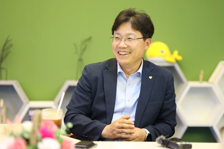 [울산=뉴시스] 구미현 기자 = 조용식 울산시교육감은 27일 교육청 본관 2층 창의계발실에서 취임 한달을 맞아 열린 기자간담회에서 그간의 소회에 대해 밝히고 있다. (사진=울산시교육청 제공) 2026.07.27. photo@newsis.com *재판매 및 DB 금지
