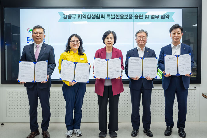[서울=뉴시스] 지난 23일 진행된 지역상생 특별신용보증 업무협약식에서 전혜영 이케아 강동점 부점장, 이수희 강동구청장, 박장혁 서울신용보증재단 사업전략부문 상임이사를 비롯해 KB국민은행과 우리은행 관계자들이 기념 촬영을 하고 있다. (사진=이케아 코리아 제공) 2026.7.27. photo@newsis.com *재판매 및 DB 금지