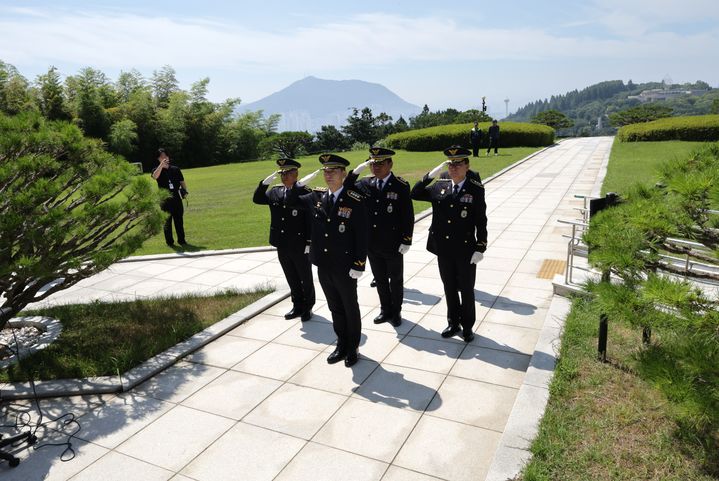 [부산=뉴시스] 27일 성대훈 제31대 부산해경서장이 충혼탑 참배를 하고 있다. (사진=부산해경 제공) 2026.07.27. photo@newsis.com *재판매 및 DB 금지