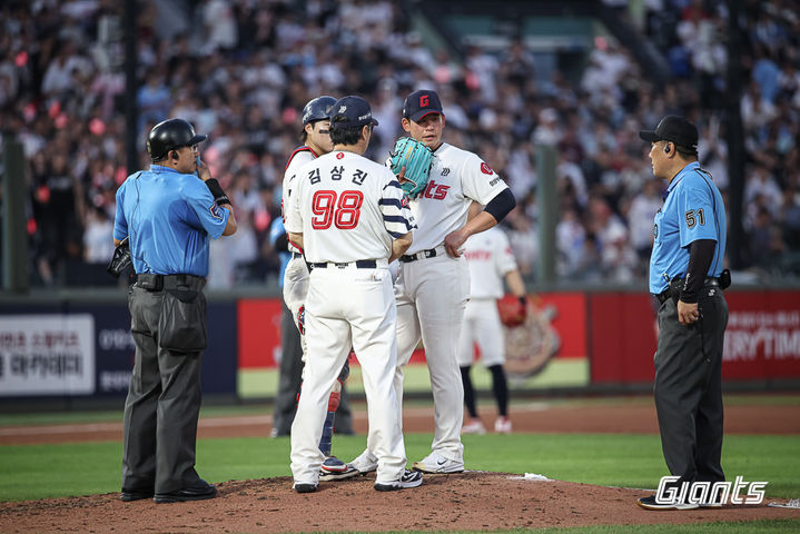 [서울=뉴시스] 프로야구 롯데 자이언츠의 김진욱이 25일 부산 사직구장에서 열린 2026 신한 쏠 KBO리그 KT 위즈와의 경기에서 선발 등판해 5회 김상진 투수코치와 대화를 나누고 있다. (사진=롯데 자이언츠 제공) 2026.07.25. *재판매 및 DB 금지