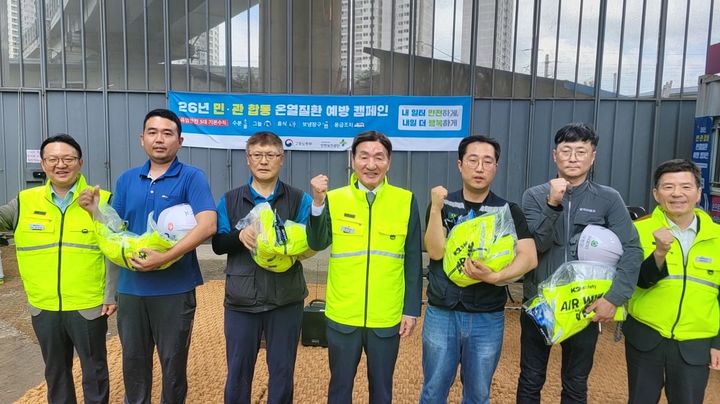 [서울=뉴시스]박창달 한국장학재단 이사장(오른쪽에서 네번째)이 24일 서울 용산구 기숙사 건설현장에서 혹서기 대비 협력업체 현장 종사자에게 온열질환 예방용품을 전달하고 기념촬영을 하고 있다. (사진 = 한국장학재단) 2026.07.27. photo@newsis.com *재판매 및 DB 금지