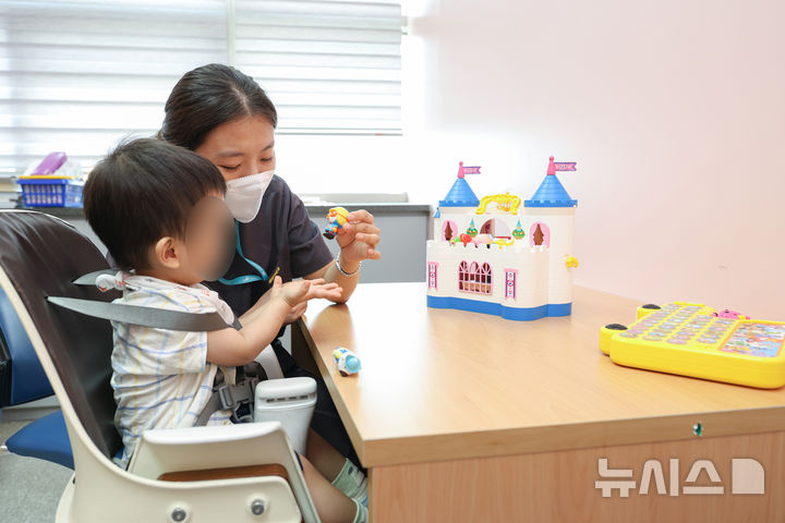 [서울=뉴시스] 중앙대병원 재활의학과 언어치료 사진. (사진= 중앙대병원 제공) 