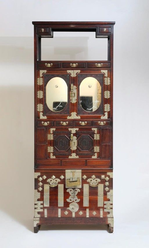 화류사층장 19세기 말-20세기 나무에혼합재료 73.5 x 42.5 x 197(h) cm Courtesy of the artist and Duson Gallery 두손갤러리 제공. *재판매 및 DB 금지