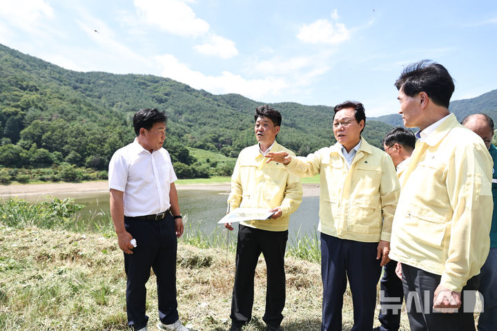 [밀양=뉴시스]박완수(왼쪽서 세 번째) 경남도지사가 27일 밀양시 무안면 가례저수지를 찾아 저수율과 농업용수 확보 상황을 점검하고 있다.(사진=경남도 제공) 2026.07.27. photo@newsis.com