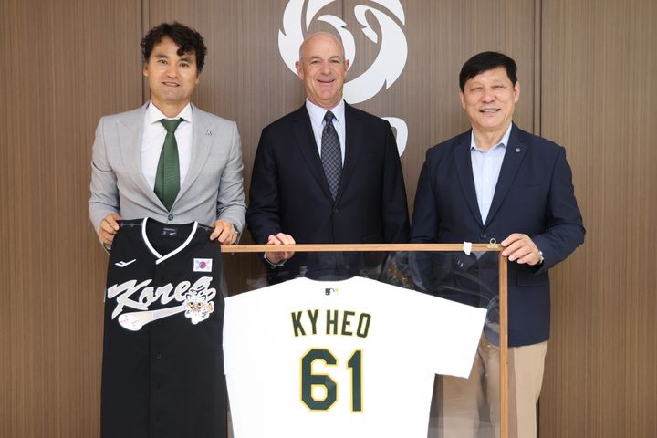 [서울=뉴시스] 왼쪽부터 박찬호, 존 피셔 애슬레틱스 구단주, 허구연 KBO 총재. (사진 = KBO 제공) *재판매 및 DB 금지