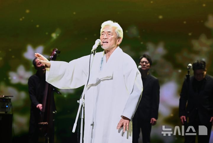 [부산=뉴시스] 26일 부산 벡스코 오디토리움에서 열린 국가유산진흥원의 세계유산위원회 개최 기념 특별공연 '굿 보러 가자' 무대에 오른 소리꾼 장사익 (사진=국가유산진흥원 제공) 2026.07.28. photo@newsis.com
