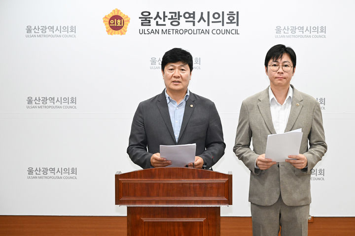 [울산=뉴시스] 국민의힘 울산시당은 27일 울산시의회 프레스센터에서 기자회견을 열고 김상욱 시장이 개인 유튜브 방송 등을 통해 사실과 다른 내용을 언급하며 의회의 명예를 훼손하고 있다고 주장했다. (사진=울산시의회 제공) 2026.07.27. photo@newsis.com *재판매 및 DB 금지