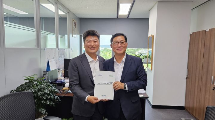 [목포=뉴시스]기획예산처 박창환 예산총괄심의관을 방문한 강성휘(오른쪽) 목포시장. (사진=목포시 제공) 2026.07.27. photo@newsis.com *재판매 및 DB 금지