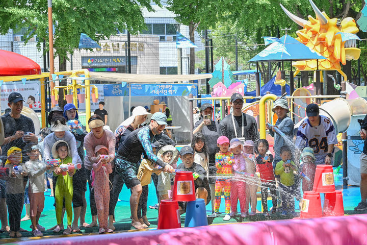 [대구=뉴시스] 대구 서구 이현공원 물놀이장 일대에서 열린 '제9회 가족사랑 아이스축제' 모습. (사진=대구 서구 제공) 2026.07.27. photo@newsis.com *재판매 및 DB 금지