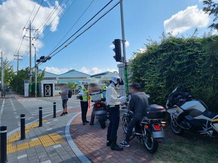 [울산=뉴시스] 안전모를 착용하지 않은 이륜차 운전자 단속 현장. (사진=울산경찰청 제공) 2026.07.27. photo@newsis.com *재판매 및 DB 금지