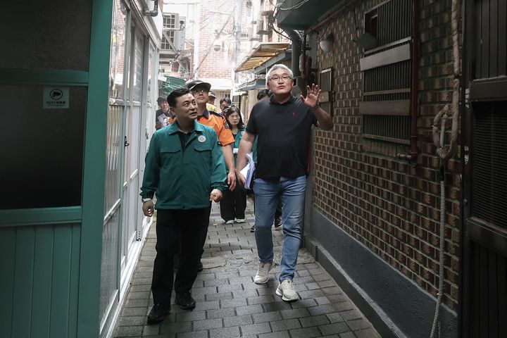 [서울=뉴시스] 정상훈 서울시 행정1부시장 직무대리가 27일 폭염 취약지역인 돈의동 쪽방촌을 찾아 현장을 점검하고 있다. (사진=서울시 제공) 2026.07.27. photo@newsis.com *재판매 및 DB 금지