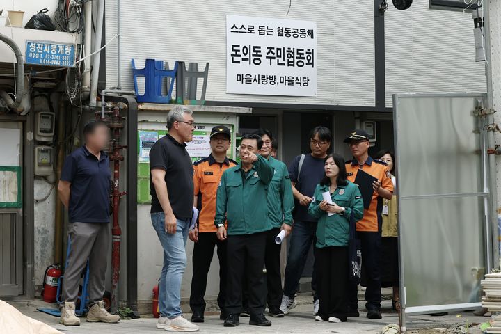 [서울=뉴시스] 정상훈 서울시 행정1부시장 직무대리가 27일 폭염 취약지역인 돈의동 쪽방촌을 찾아 현장을 점검하고 있다. (사진=서울시 제공) 2026.07.27. photo@newsis.com *재판매 및 DB 금지