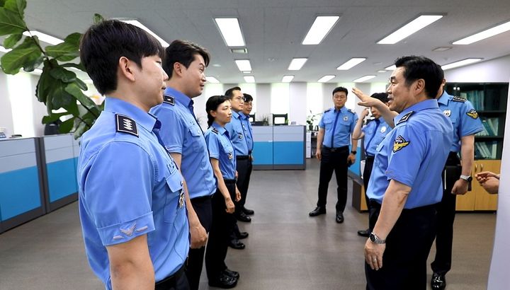 [여수=뉴시스] 27일 해양경찰교육원 제18대 고민관 교육원장이 취임식을 한뒤 직원들과 대화하고 있다. (사진=해경교육원 제공) 2026.07.27. photo@newsis.com *재판매 및 DB 금지