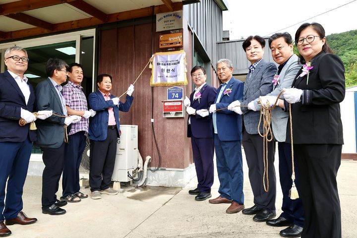 [횡성=뉴시스] 주민주도형 돌봄특화 시범마을 현판식을 하고 있다. (사진=횡성군 제공) 2026.07.27. photo@newsis.com *재판매 및 DB 금지