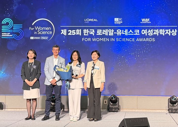 [서울=뉴시스] 이경(오른쪽에서 두번째) 동국대 약학과 교수가 '제25회 한국 로레알-유네스코 여성과학자상'을 수상하고, 시상식에서 관계자들과 기념 사진을 촬영하고 있다. (사진=동국대 제공) 2026.07.27. photo@newsis.com *재판매 및 DB 금지