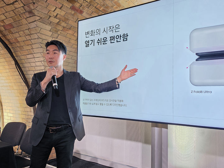 [런던=뉴시스] 이일환 삼성전자 MX사업부 디자인팀장(부사장)은 23일(현지 시간) 영국 런던에서 진행된 신제품 디자인 브리핑에서 발표하고 있다. (사진=삼성전자 제공) 2026.07.23. photo@newsis.com *재판매 및 DB 금지