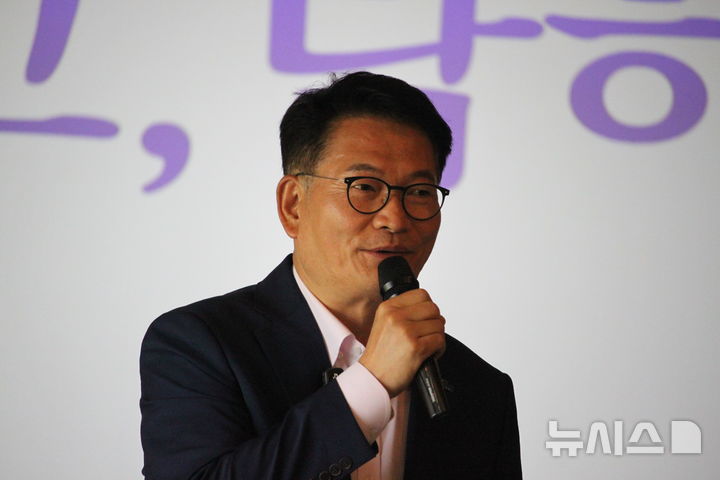 [천안=뉴시스] 최영민 기자 = 더불어민주당 송영길 당대표 후보가 27일 오후 천안시 목천읍 모처에서 가진 천안지역 당원들과의 간담회에서 인사말을 하고 있다. 2026.07.27 ymchoi@newsis.com