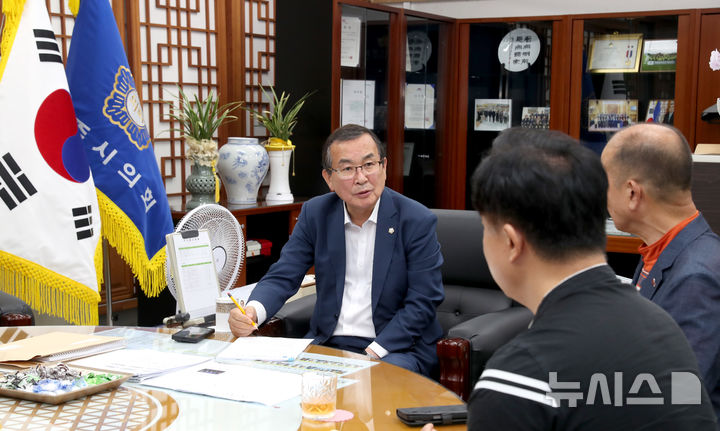 [전주=뉴시스]윤난슬 기자 = 전북 전주시의회는 전북전주슈퍼마켓협동조합과 간담회를 열고 골목상권 활성화와 지역 소상공인 지원 방안을 논의했다고 27일 밝혔다. (사진=전주시의회 제공) photo@newsis.com 