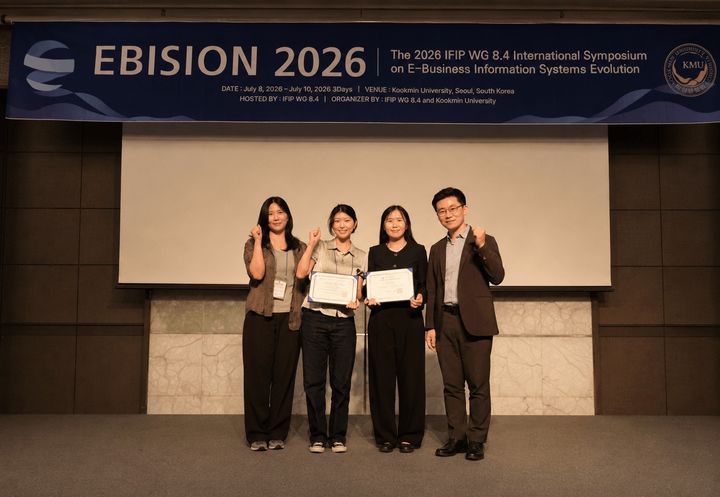 [서울=뉴시스] (왼쪽부터) 성신여대 융합보안공학과 이연우 학생, 박수지 학생, 박소현 교수, 이일구 교수가 국제학술대회 'EBISION 2026'에서 수상 기념 사진을 촬영하고 있다. (사진=성신여대 제공) 2026.07.27. photo@newsis.com *재판매 및 DB 금지