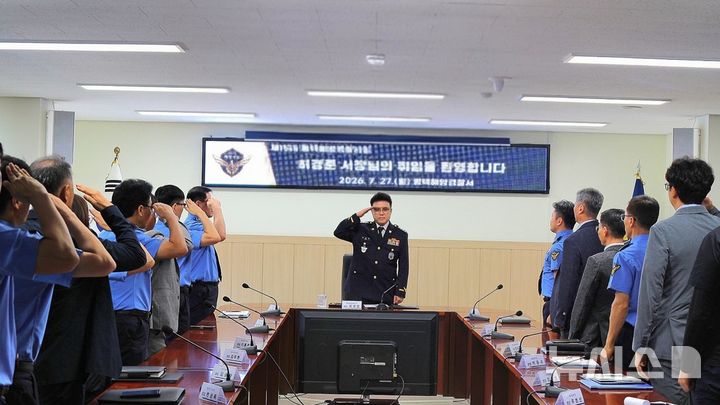 [평택=뉴시스] 제15대 허경준 평택해양경찰서장이 주요 보직자들과 취임 인사를 나누고 있다.(사진=평택해양경찰서 제공) 2026.07.27.photo@newsis.com 