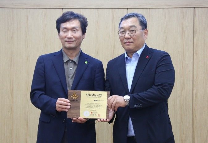 조현일 경산시장(왼쪽)과 오대국 (주)에스디지엔텍 대표 *재판매 및 DB 금지
