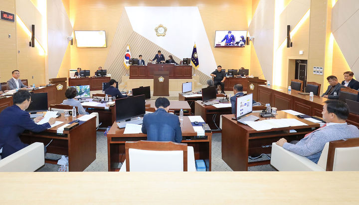 삼척시의회가 27일 시의회 본회의장에서 김원학 의장 주재로 제272회 임시회를 개회하고 있다.(사진=삼척시의회 제공) *재판매 및 DB 금지