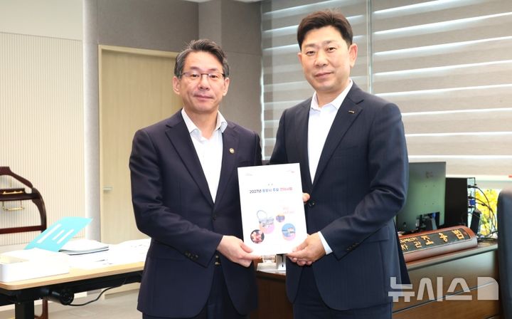 [포항=뉴시스] 박용선 포항시장(오른쪽) 27일 정부세종청사 기획예산처를 방문해 조용범 차관을 만나 지역 핵심 사업의 정부 예산 반영을 건의하며 기념 촬영하고 있다. (사진=포항시 제공) 2026.07.27. photo@newsis.com
