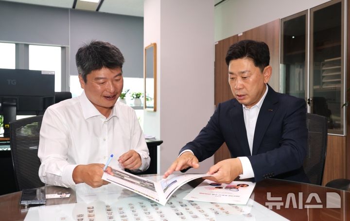 [포항=뉴시스] 박용선 포항시장(오른쪽) 27일 정부세종청사 기획예산처를 방문해 박창환 예산총괄심의관을 만나 지역 핵심 사업의 정부 예산 반영을 건의하고 있다. (사진=포항시 제공) 2026.07.27. photo@newsis.com