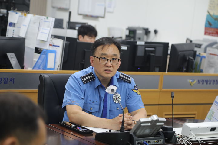 [보령=뉴시스] 장윤석 보령해양경찰서장이 27일 취임해 업무보고를 받고 있다. (사진=보령해경 제공) 2026.07.27. photo@newsis.com *재판매 및 DB 금지