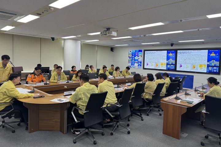 [전남광주=뉴시스] 전남광주통합특별시는 27일 오후 광주청사 재난안전상황회의실에서 고광완 안전민생부시장 주재로 '폭염 상황 판단 회의'를 열었다. (사진=전남광주 제공) 2026.07.27. photo@newsis.com *재판매 및 DB 금지