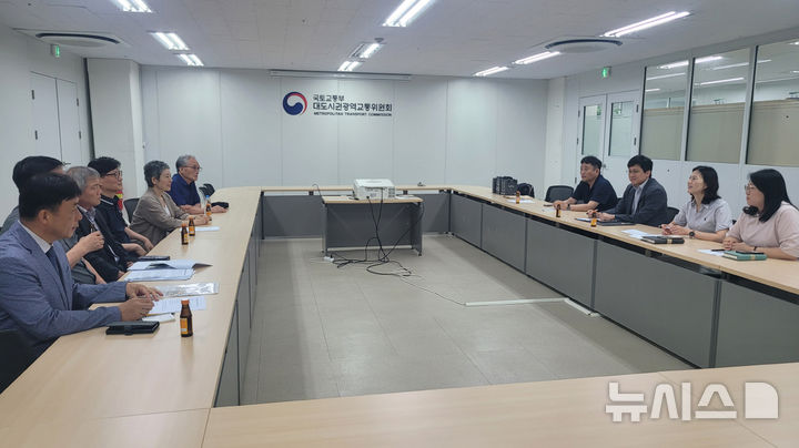 [고양=뉴시스]경기 고양시 관계자들과 시민들이 대도시권광역교통위원회를 방문해 '고양은평선 일산 연장사업'의 '제5차 대도시권 광역교통시행계획' 반영을 건의하고 있다.(사진=고양시 제공)photo@newsis.com
