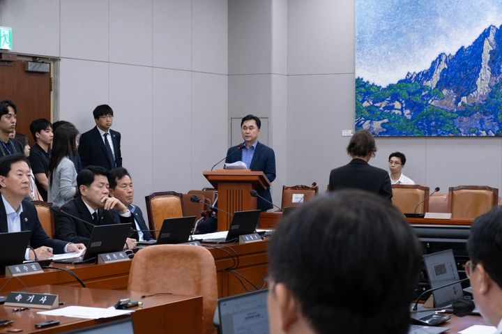 [세종=뉴시스] 국회 해당 상임위에서 의원들에게 설명하는 무소속 김종민 의원. (사진=김종민 의원) 2026.07.27. photo@newsis.com. *재판매 및 DB 금지