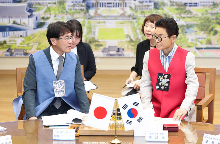 [안동=뉴시스] 이철우 경북지사(오른쪽)가 27일 일본 나라현 야마시타 마코토 지사를 접견하고 양 지역간 협력 방안을 논의하고 있다. (사진=경북도 제공) 2026.07.27 photo@newsis.com *재판매 및 DB 금지