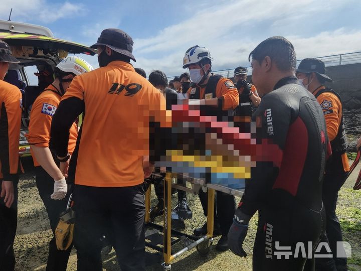 [제주=뉴시스] 27일 오후 제주시 구좌읍 해상에서 소방당국이 익수자 구조에 나서고 있다. (사진=제주소방안전본부 제공) 2026.07.27. photo@newsis.com 