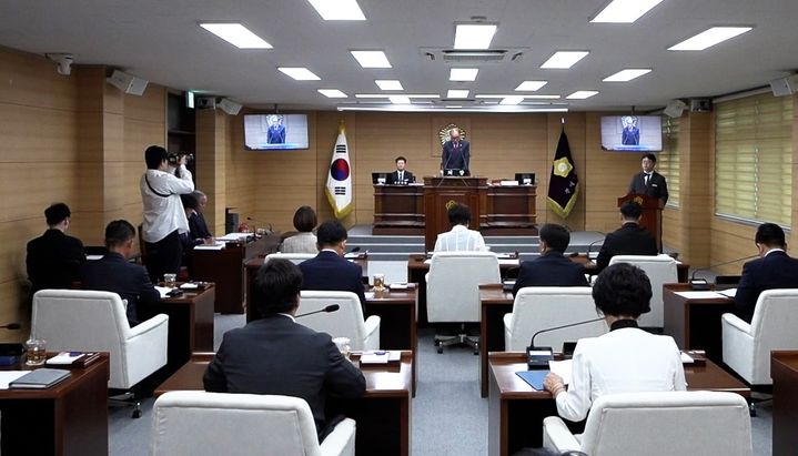 [부여=뉴시스] 조명휘 기자 = 부여군의회가 27일 제302회 임시회를 개회하고 있다. (사진= 부여군의회 제공) *재판매 및 DB 금지